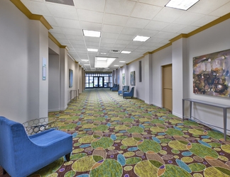 Lobby 2 Holiday Inn & Suites BOLINGBROOK, an IHG Hotel