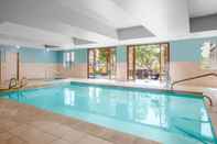 สระว่ายน้ำ Holiday Inn Express & Suites ONTARIO, an IHG Hotel