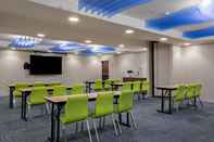 Functional Hall Holiday Inn Express & Suites ONTARIO, an IHG Hotel