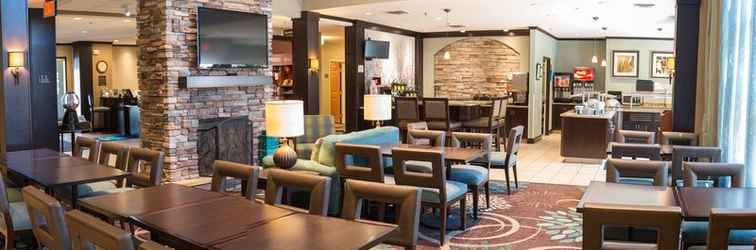 Sảnh chờ Staybridge Suites FARGO, an IHG Hotel