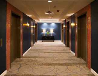 Lobi 2 Crowne Plaza Suites MSP AIRPORT - MALL OF AMERICA, an IHG Hotel