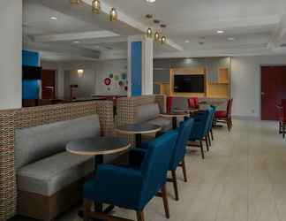 Lobi 2 Holiday Inn Express & Suites LAWRENCE, an IHG Hotel