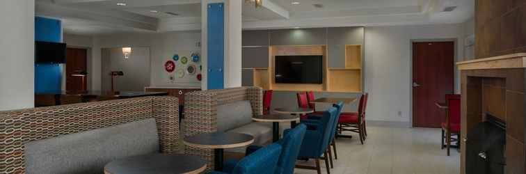 Lobi Holiday Inn Express & Suites LAWRENCE, an IHG Hotel