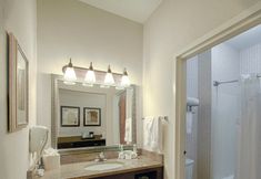 客房内浴室 7 Holiday Inn Express & Suites ATLANTA-EMORY UNIVERSITY AREA by IHG, an IHG Hotel