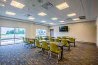 Functional Hall Holiday Inn Express & Suites REEDSVILLE - STATE COLL AREA, an IHG Hotel