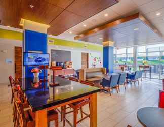 Lobi 2 Holiday Inn Express & Suites REEDSVILLE - STATE COLL AREA, an IHG Hotel