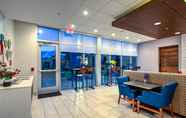 Restaurant 7 Holiday Inn Express & Suites REEDSVILLE - STATE COLL AREA, an IHG Hotel