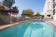 Swimming Pool Holiday Inn LITTLE ROCK-AIRPORT-CONF CTR, an IHG Hotel