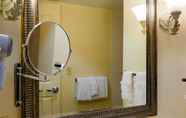 In-room Bathroom 4 Holiday Inn CHANTILLY-DULLES EXPO (ARPT), an IHG Hotel