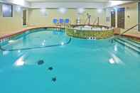 Kolam Renang Holiday Inn Express & Suites WOODWARD HWY 270, an IHG Hotel