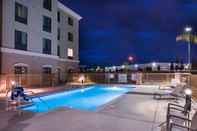 สระว่ายน้ำ Holiday Inn Express & Suites BAKERSFIELD AIRPORT, an IHG Hotel