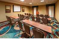 Sảnh chức năng Holiday Inn Express & Suites RED BLUFF-SOUTH REDDING AREA, an IHG Hotel