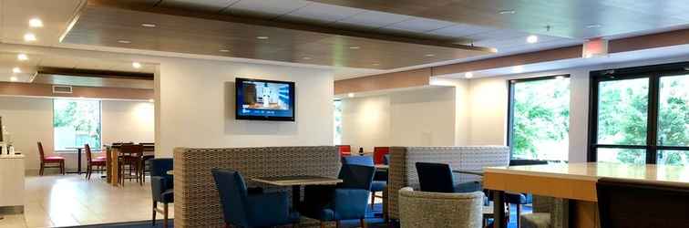 Lobby Holiday Inn Express & Suites GREAT BARRINGTON - LENOX AREA, an IHG Hotel