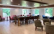 Lobi 4 Holiday Inn Express & Suites GREAT BARRINGTON - LENOX AREA, an IHG Hotel