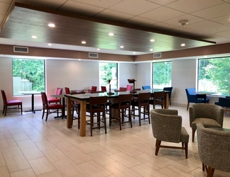 Lobi 2 Holiday Inn Express & Suites GREAT BARRINGTON - LENOX AREA, an IHG Hotel