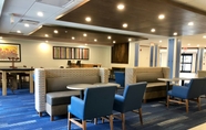 Lobi 7 Holiday Inn Express & Suites GREAT BARRINGTON - LENOX AREA, an IHG Hotel