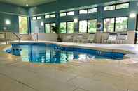 สระว่ายน้ำ Holiday Inn Express & Suites GREAT BARRINGTON - LENOX AREA, an IHG Hotel
