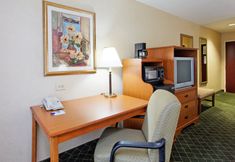 Bedroom 6 Holiday Inn Express & Suites SYLACAUGA by IHG, an IHG Hotel