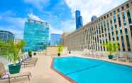 Swimming Pool 3 Holiday Inn & Suites CHICAGO-DOWNTOWN, an IHG Hotel