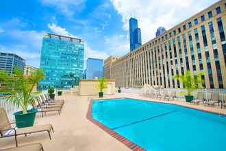 Swimming Pool 4 Holiday Inn & Suites CHICAGO-DOWNTOWN, an IHG Hotel