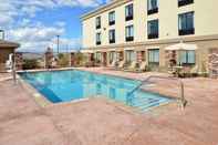 สระว่ายน้ำ Holiday Inn Express & Suites PAGE - LAKE POWELL AREA, an IHG Hotel