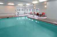 Swimming Pool Holiday Inn Express & Suites ARCATA/EUREKA-AIRPORT AREA, an IHG Hotel