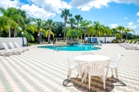 Swimming Pool Holiday Inn Express & Suites COCOA, an IHG Hotel