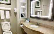 Toilet Kamar 2 Holiday Inn Express & Suites GAINESVILLE, an IHG Hotel