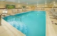 สระว่ายน้ำ 7 Holiday Inn Express WALDORF, an IHG Hotel