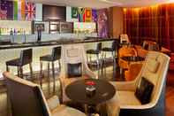 Bar, Cafe and Lounge Holiday Inn MUMBAI INTERNATIONAL AIRPORT, an IHG Hotel