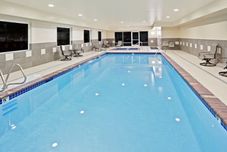 Hồ bơi Holiday Inn Express & Suites CHEHALIS-CENTRALIA by IHG, an IHG Hotel