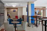 Bar, Kafe, dan Lounge Holiday Inn Express & Suites ONTARIO, an IHG Hotel
