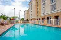 Kolam Renang Holiday Inn & Suites ORANGE PARK - WELLS RD., an IHG Hotel