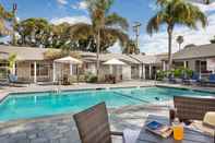 Swimming Pool Holiday Inn Express & Suites LA JOLLA – WINDANSEA BEACH, an IHG Hotel