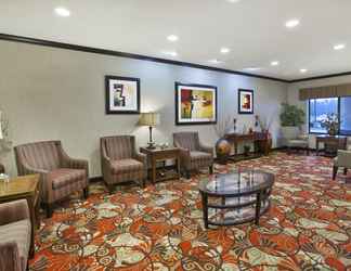 Lobi 2 Holiday Inn Express & Suites WHEELING, an IHG Hotel