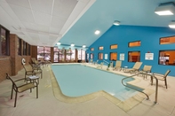 Kolam Renang Holiday Inn Express FREDERICKSBURG SOUTHPOINT, an IHG Hotel