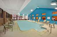Swimming Pool Holiday Inn Express FREDERICKSBURG SOUTHPOINT, an IHG Hotel