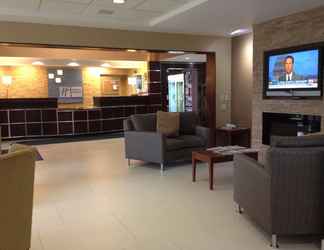 Lobi 2 Holiday Inn Express & Suites WEST CHESTER, an IHG Hotel