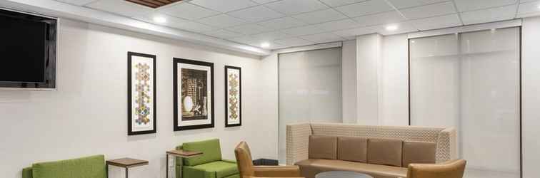 Lobi Holiday Inn Express & Suites PROVIDENCE-WOONSOCKET, an IHG Hotel