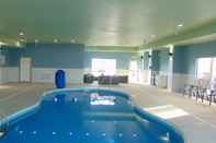 Swimming Pool Holiday Inn Express & Suites WAPAKONETA, an IHG Hotel