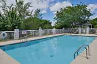 Swimming Pool Holiday Inn Express & Suites MOORESVILLE - LAKE NORMAN, an IHG Hotel