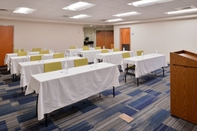 Functional Hall Holiday Inn Express & Suites MOORESVILLE - LAKE NORMAN, an IHG Hotel