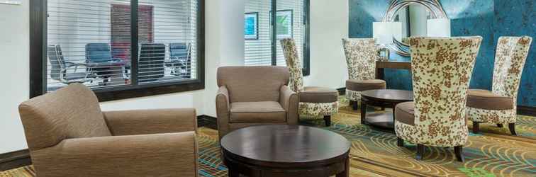 Sảnh chờ Holiday Inn Express & Suites BENTONVILLE, an IHG Hotel