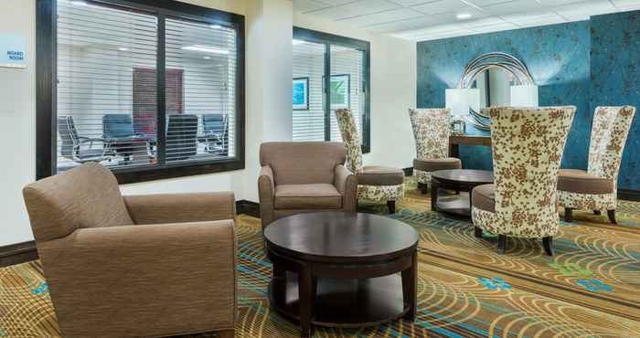 Lobby Holiday Inn Express & Suites BENTONVILLE, an IHG Hotel