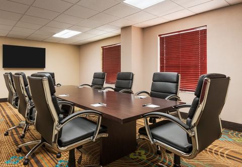 Functional Hall Holiday Inn Express & Suites BENTONVILLE by IHG, an IHG Hotel