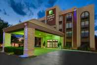 Bên ngoài Holiday Inn Express & Suites BENTONVILLE, an IHG Hotel