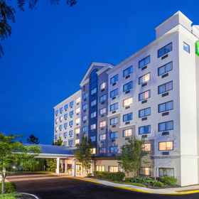 Stay at the Holiday Inn Express Hauppauge-Long Island1Holiday Inn Express HAUPPAUGE-LONG ISLAND by IHG, an IHG Hotel,Tanger Outlets飯店
