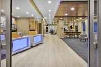 Lobby Holiday Inn Express & Suites PARKERSBURG EAST, an IHG Hotel