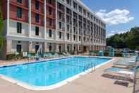 Swimming Pool Holiday Inn Express ATLANTA AIRPORT-COLLEGE PARK, an IHG Hotel