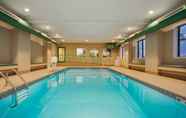 สระว่ายน้ำ 3 Holiday Inn Express & Suites KALAMAZOO, an IHG Hotel